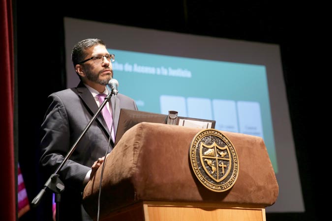 El Juez Asociado Estrella Martínez ofrece ponencia durante el simposio Invisibles ante la justicia: Derecho y desigualdad en Puerto Rico