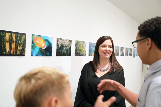 La Jueza Presdienta, Hon. Maite D. Oronoz Rodríguez, tuvo la oportunidad de observar los trabajos de los jóvenes que participaron del taller Arte y Tecnología 2017.