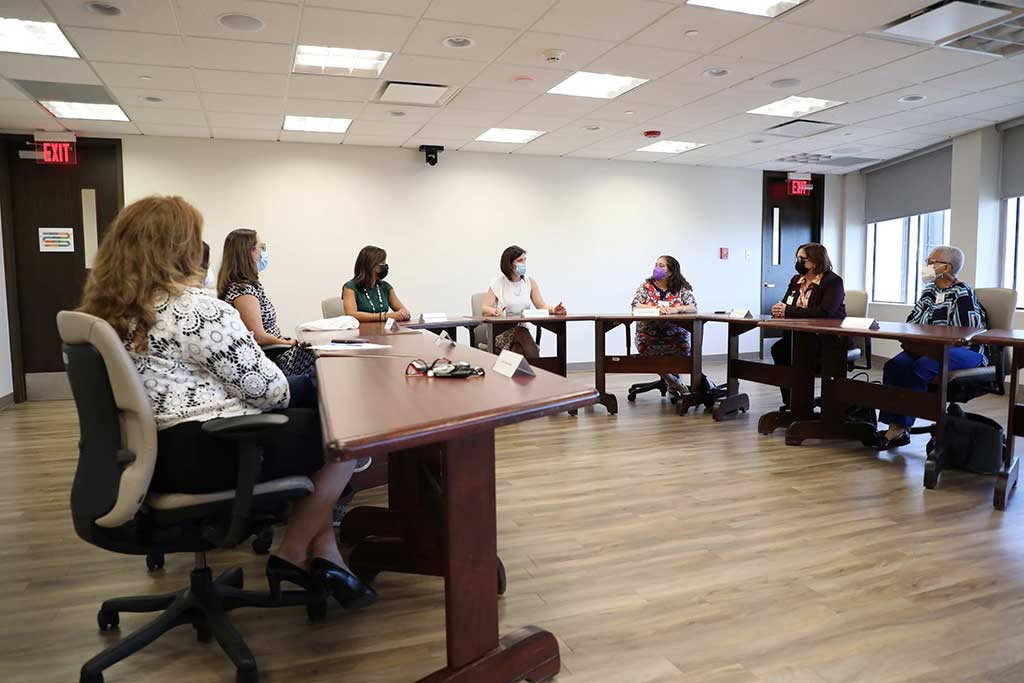 La Jueza Presidenta del Tribunal Supremo, Hon. Maite D. Oronoz Rodríguez, y representantes de las organizaciones que componen el Observatorio de Equidad de Género de Puerto Rico.